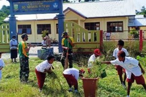 Satgas Yonif MR 413 Ajarkan Siswa SD Bersihkan Lingkungan